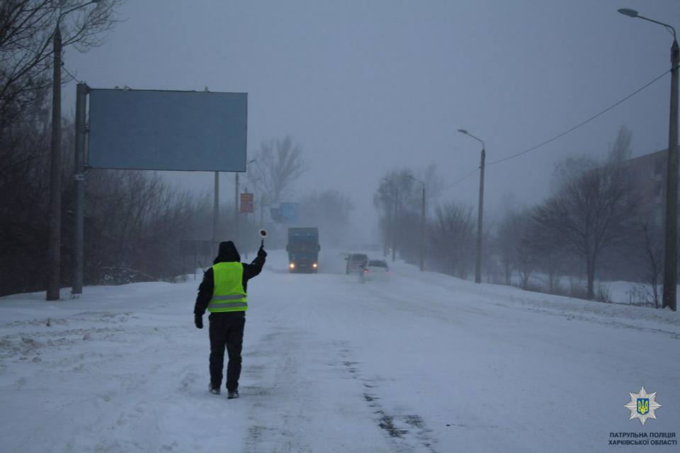 Под Харьковом застряли в снегу грузовики (фото)