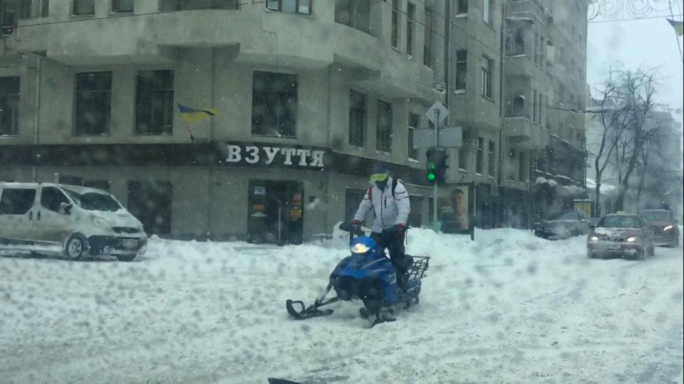 Харьковчанин проехал по Сумской на снегоходе (фото)