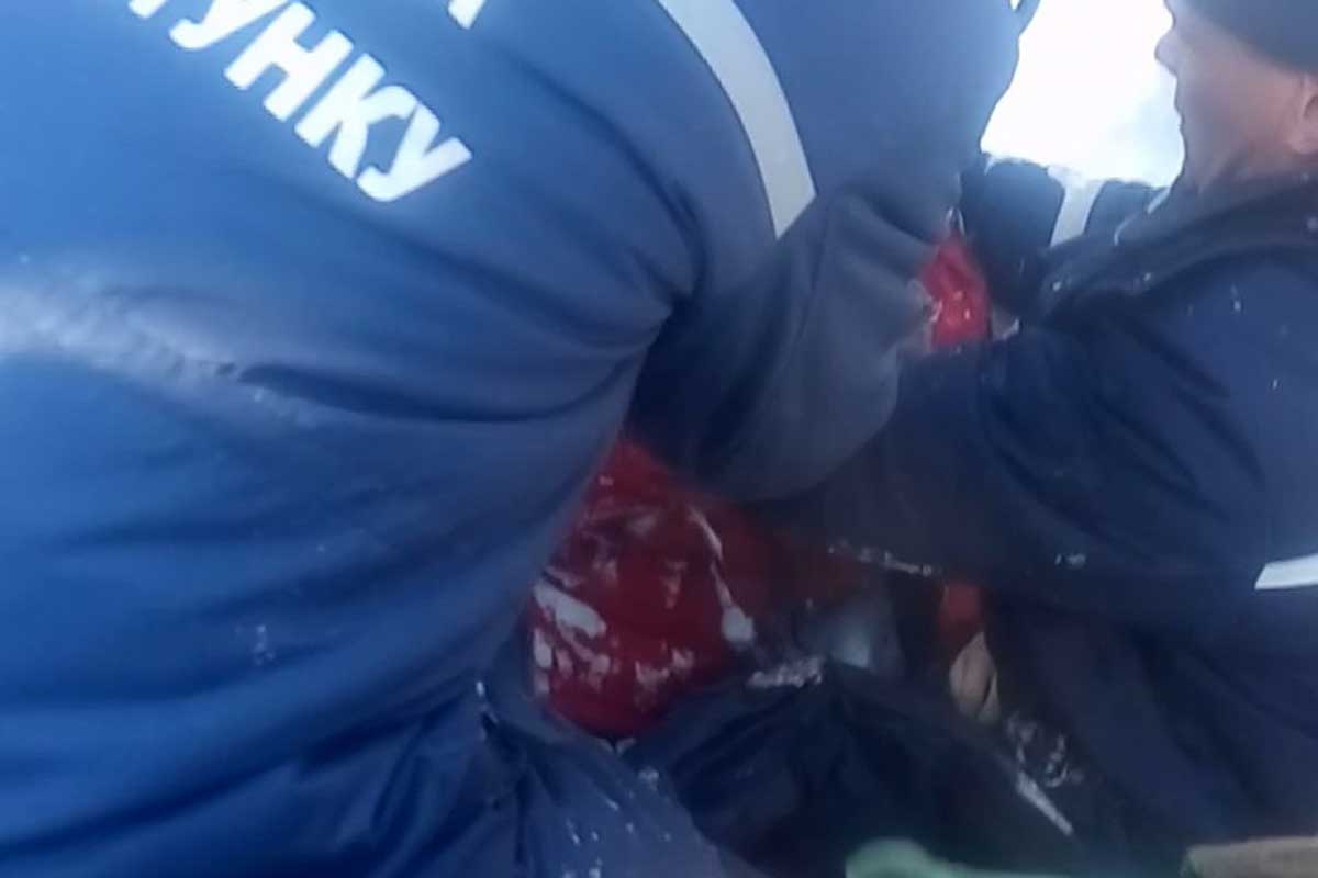 Под Харьковом девочку засыпало тоннами снега (видео)