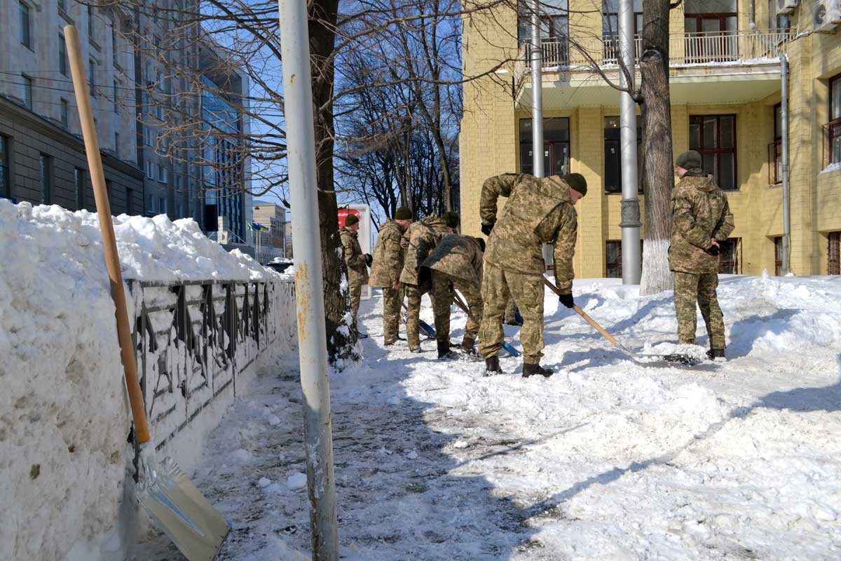 Харьковские курсанты лопатами бросают снег (фото)