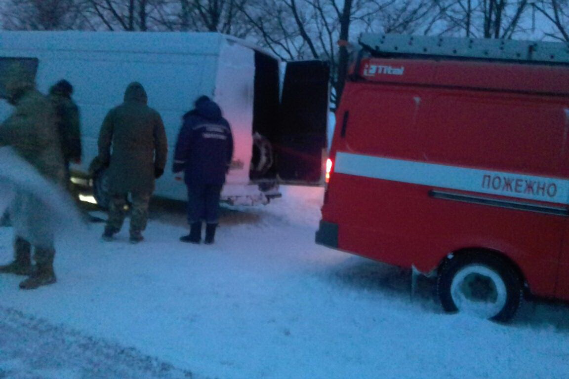 Под Харьковом застрял волонтерский автомобиль (фото)