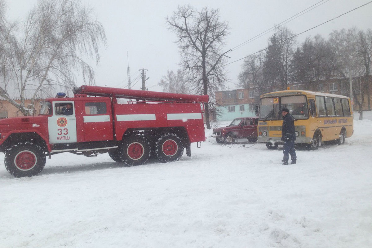 Под Харьковом застрял школьный автобус (фото)