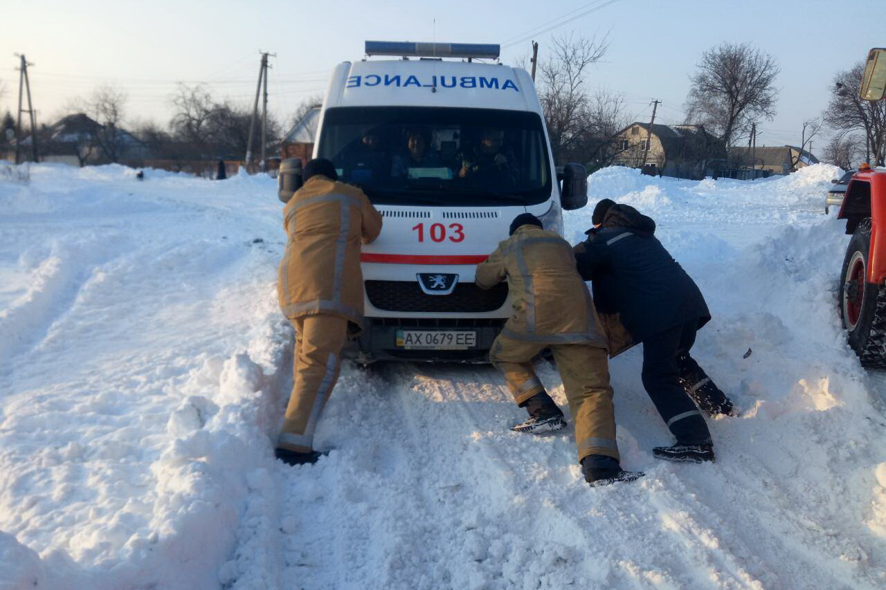Под Харьковом пять скорых застряли в снегу (фото)