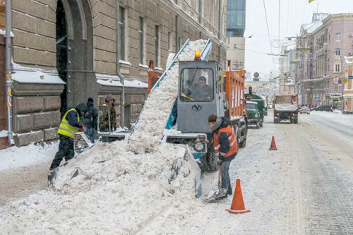 На улицах Харькова техника чистит снег