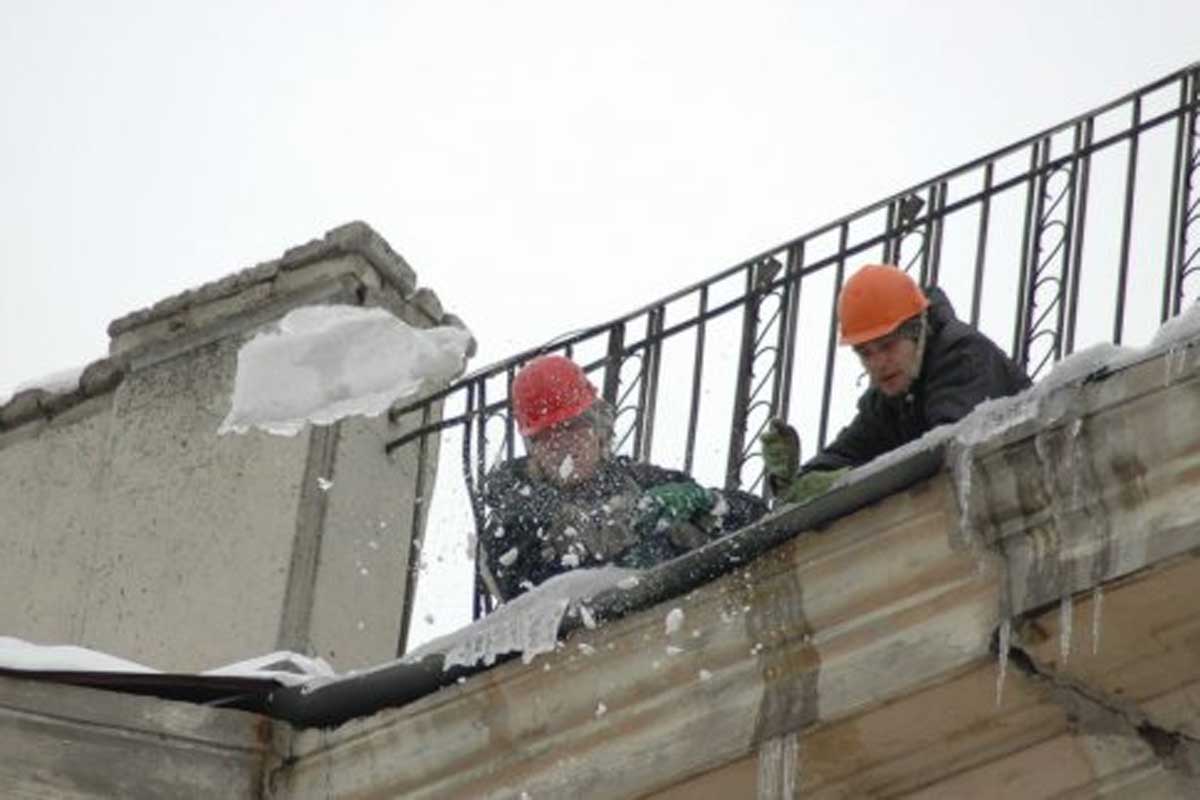 На крыши харьковских домов вышли альпинисты