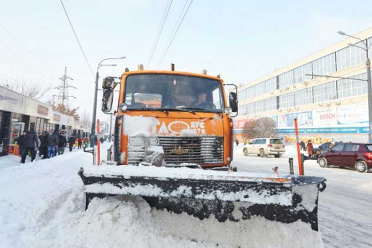 В харьковских дворах убирают снег