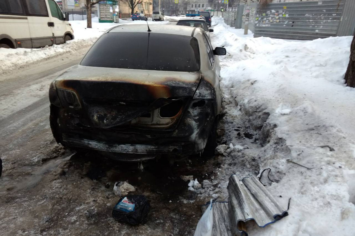 В Харькове сгорела Mazda (фото)