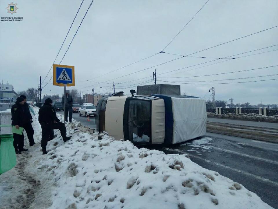 В Харькове перевернулся грузовик (фото)