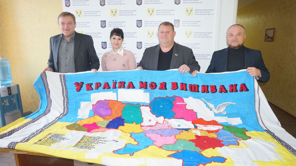 Под Харьковом чиновники вышили крестиком карту Украины (фото)