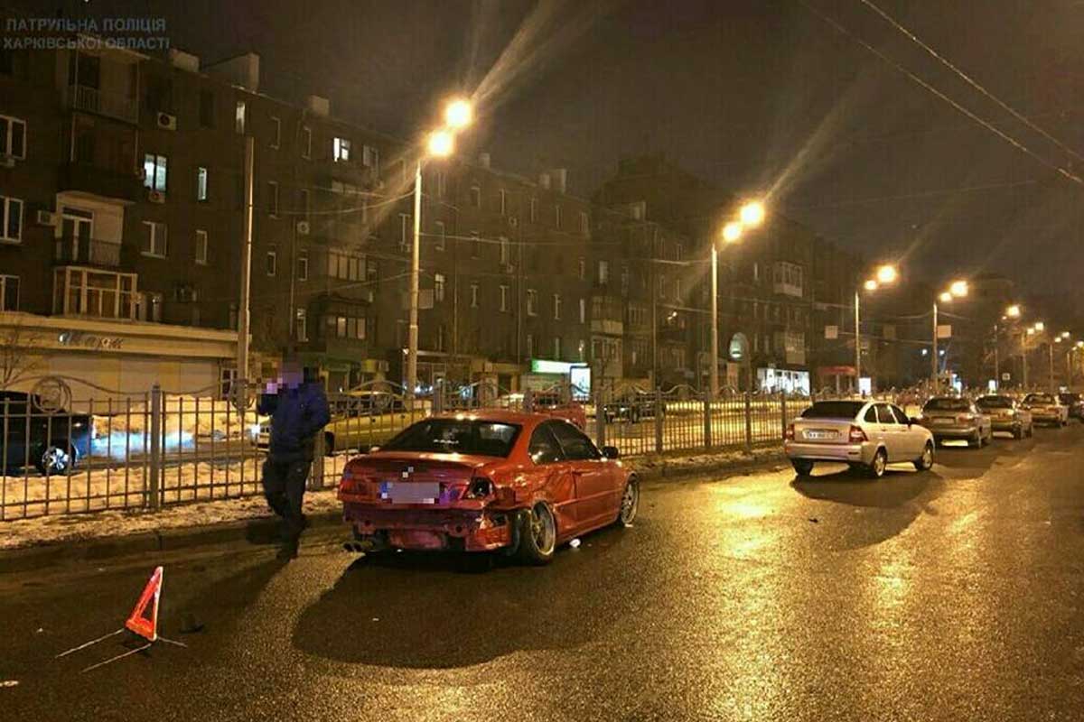 В Харькове подросток без прав разбил BMW 