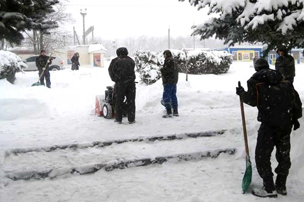 Под Харьковом убирать снег вывели безработных (фото)