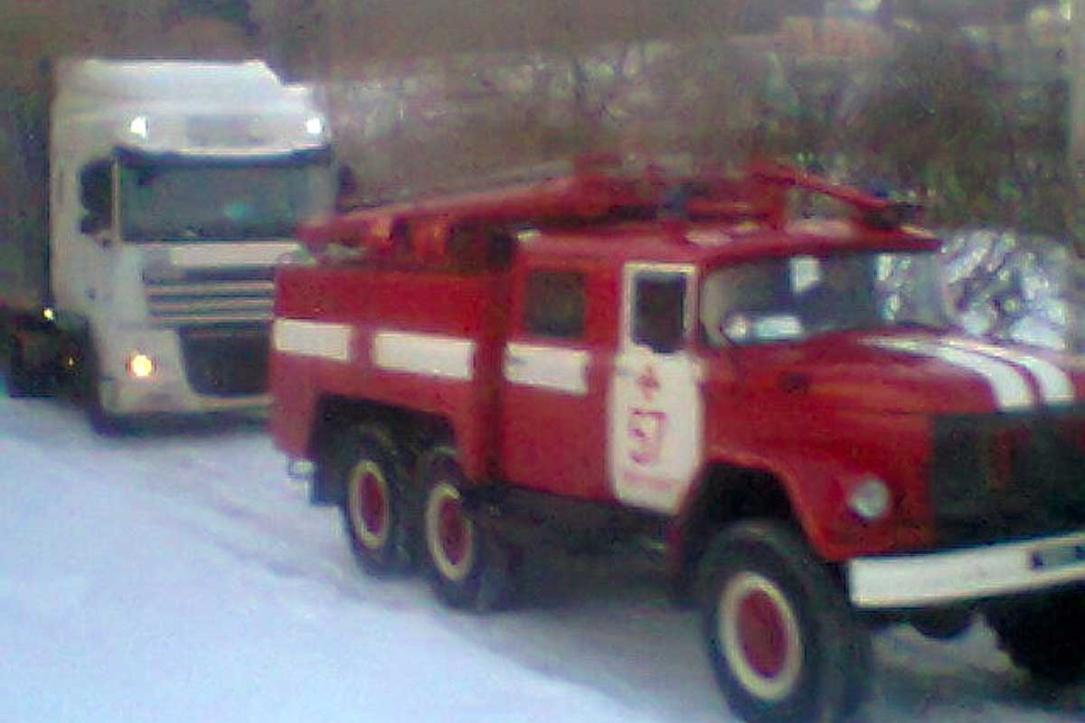 Под Харьковом застряли восемь фур