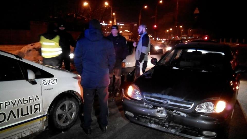 Пьяный водитель спровоцировал несколько ДТП и разбил полицейскую машину (фото)