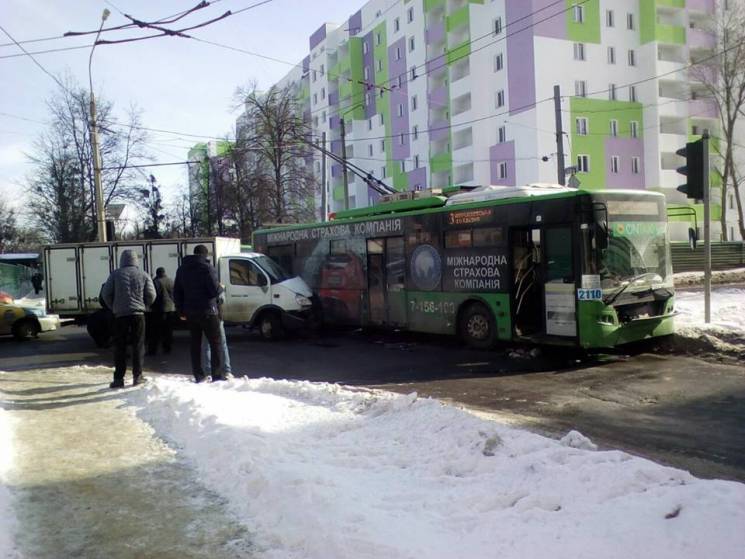 На ХТЗ в аварию попал троллейбус