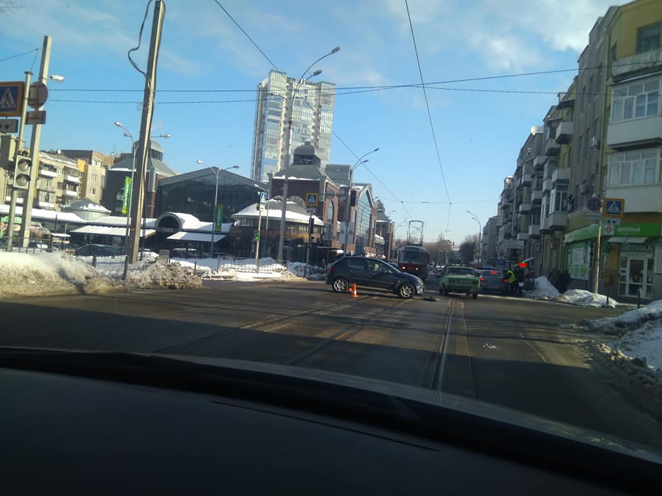 В центре авария заблокировала движение трамваев (фото)