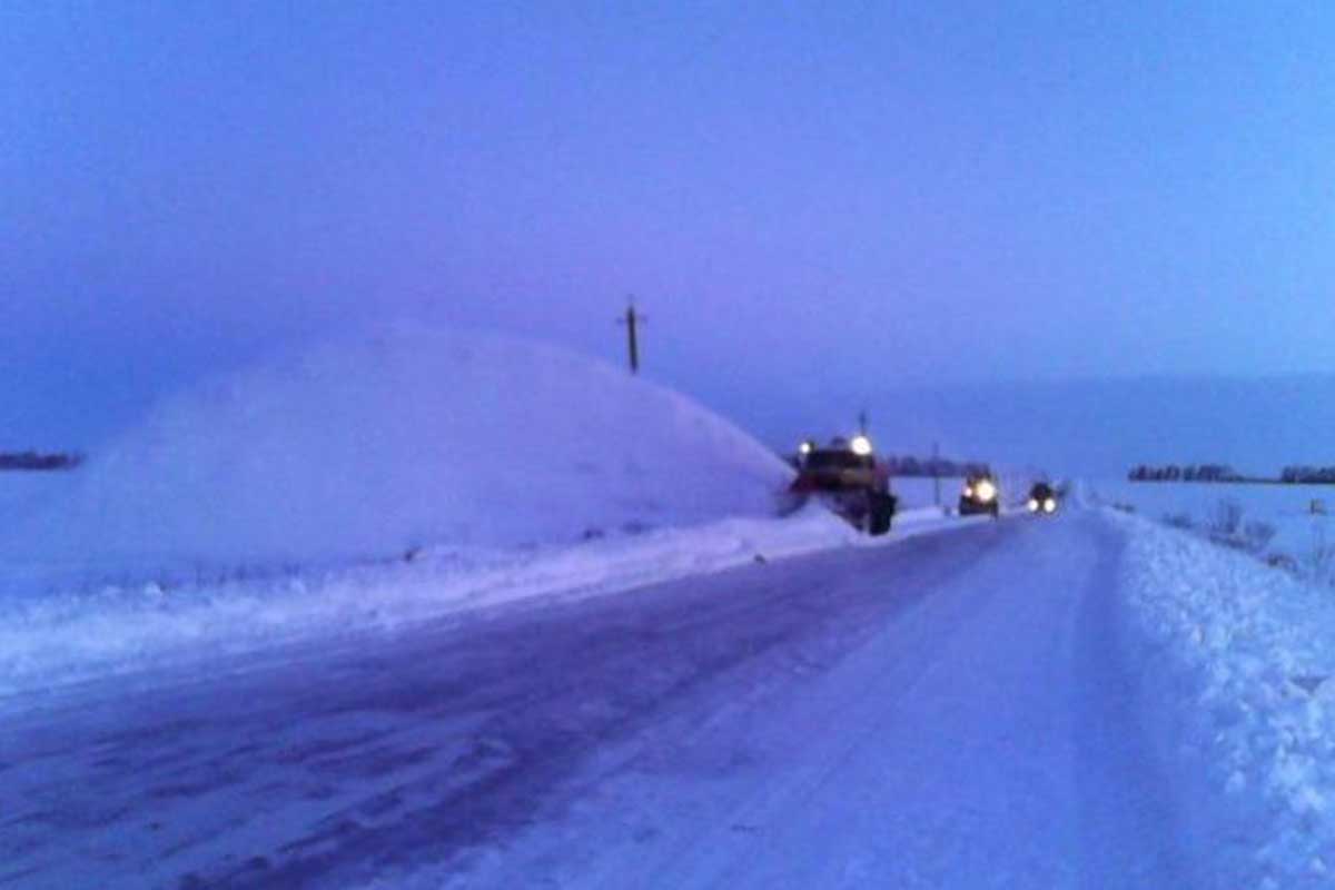 Под Харьковом на дороги выдвинули пять роторов (фото, видео)