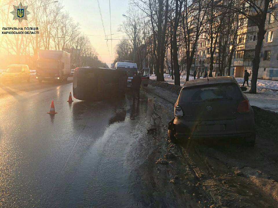 На Салтовке машина перевернулась после ДТП (фото)