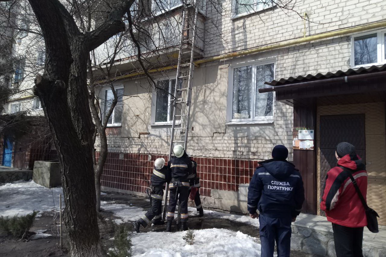 Под Харьковом девочка закрыла бабушку на балконе, вызывали спасателей (фото)