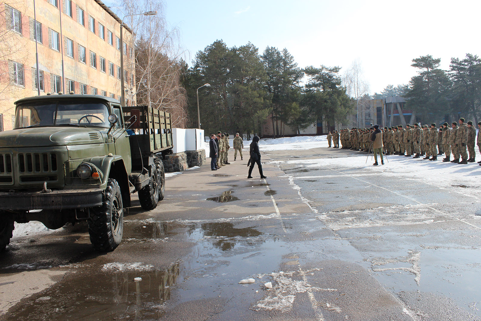 Под Харьковом военным подарили грузовик (фото)