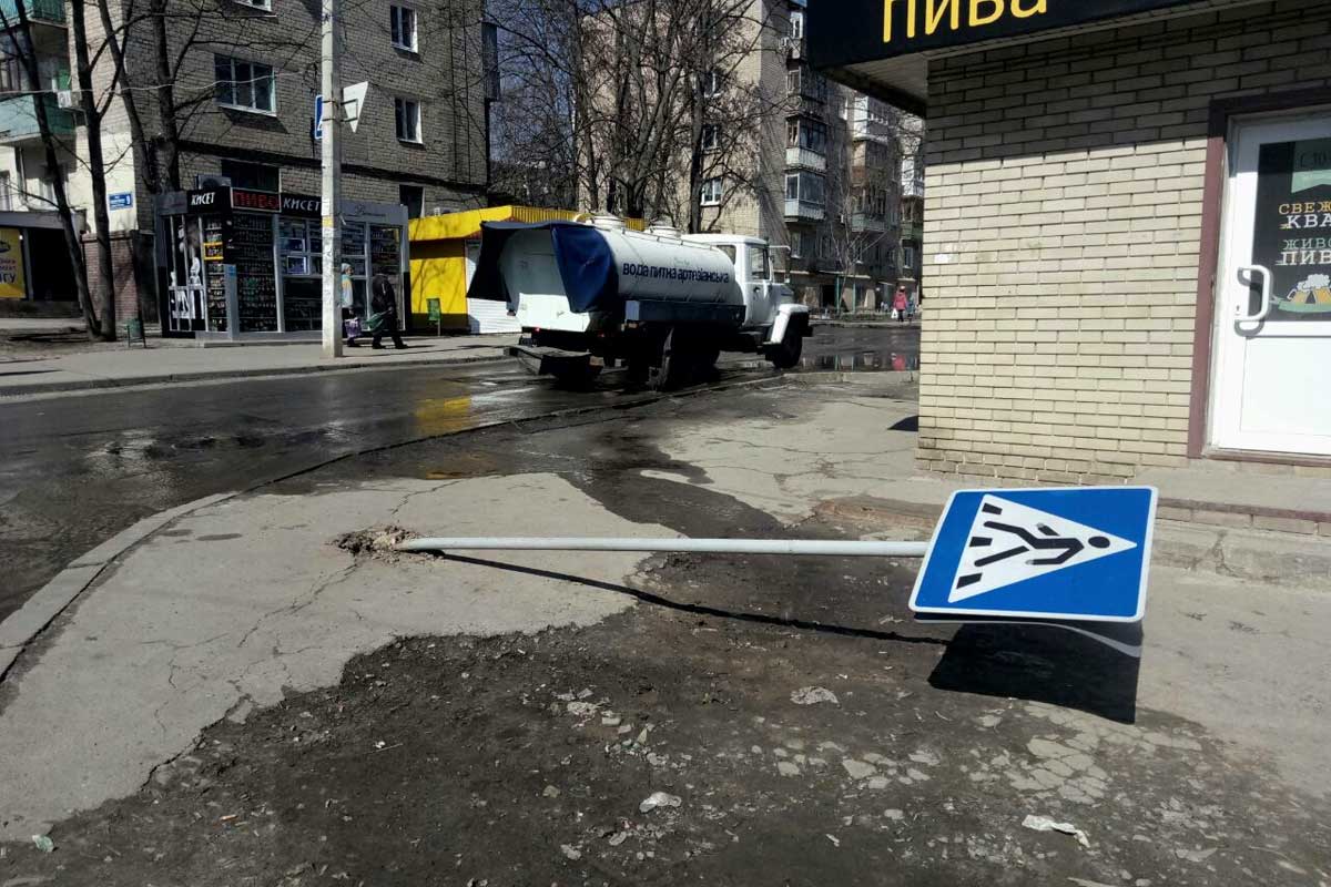 На поселке Жуковского снесли дорожный знак (фото)