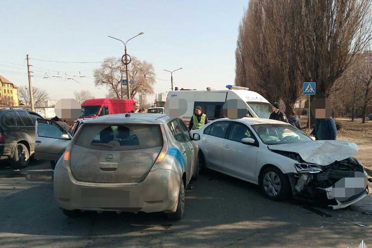 На Салтовке - тройное ДТП (фото)