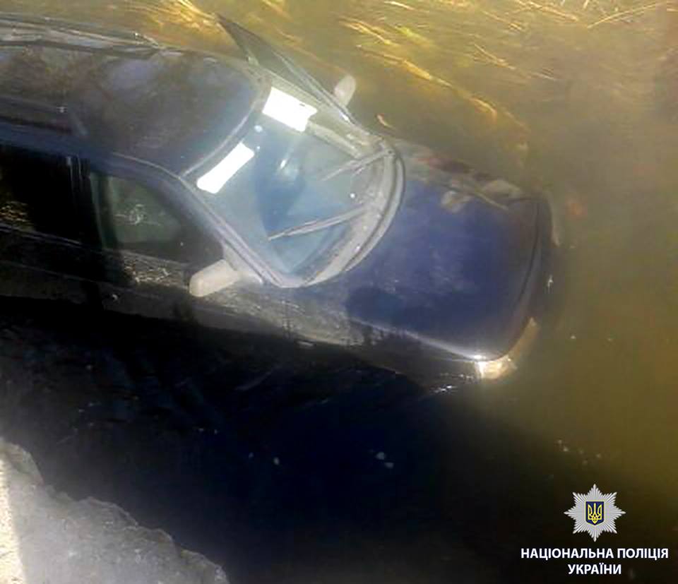 Под Харьковом автомобиль снес ограждение и упал в реку (фото)