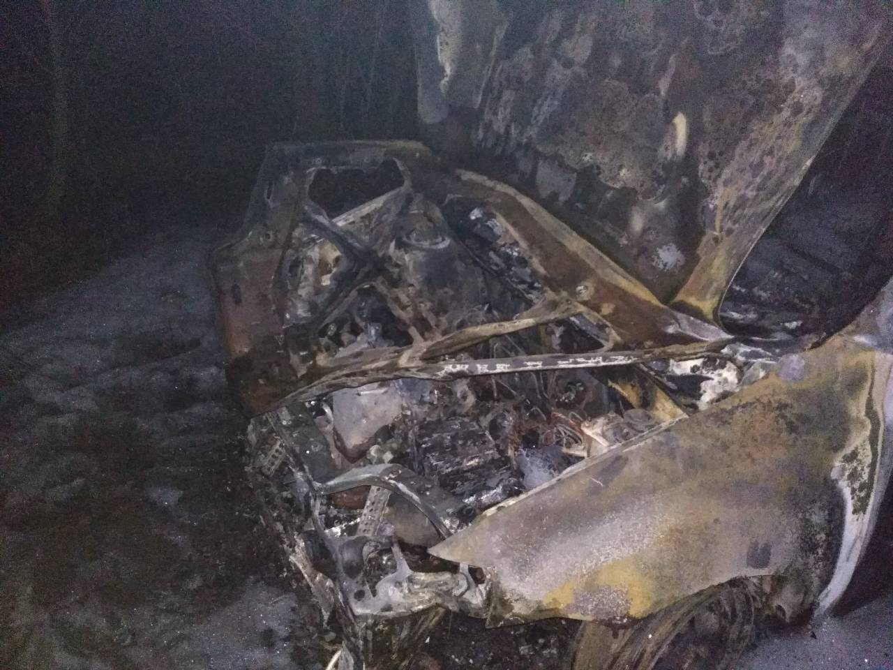 Под Харьковом сгорела машина (фото)