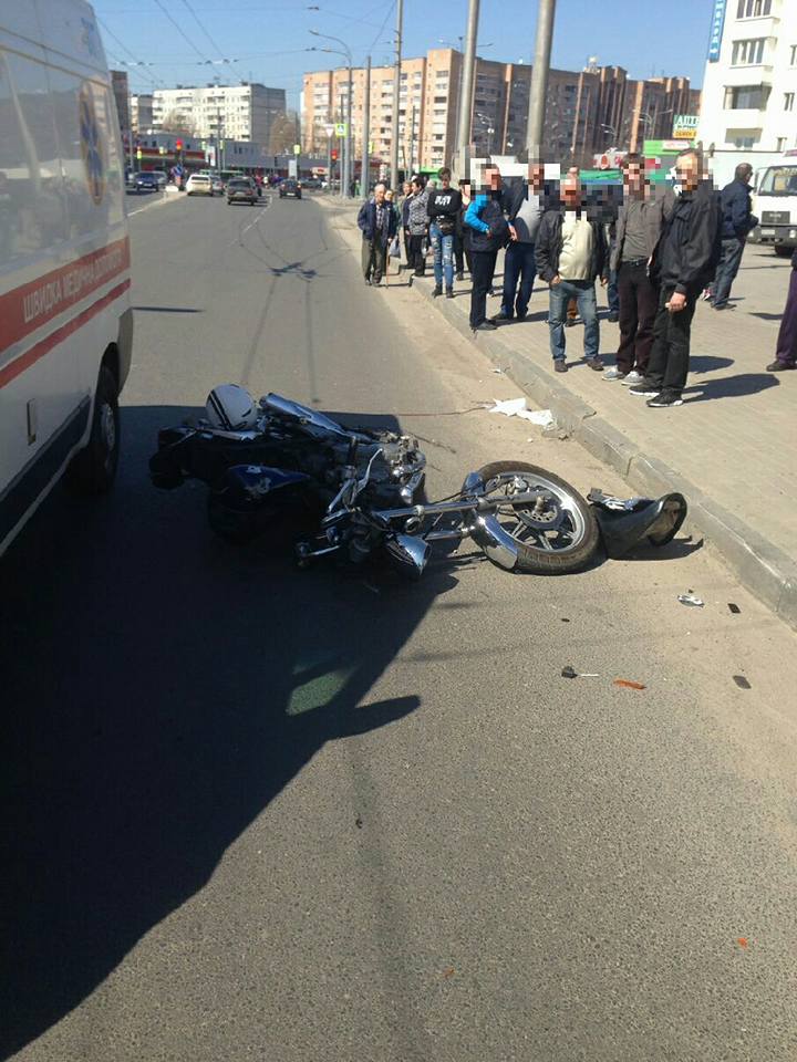 В Харькове машина столкнулась с мотоциклом, есть пострадавшие (фото)