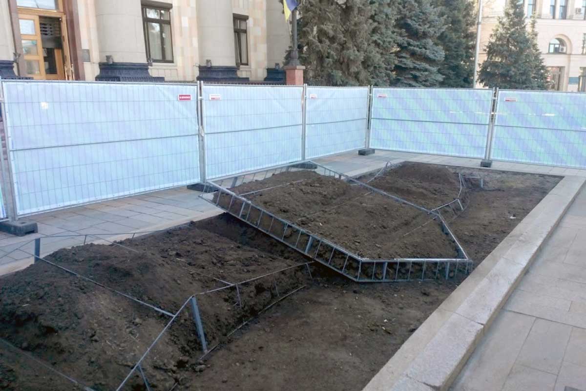 На Сумской реконструируют клумбу (фото)