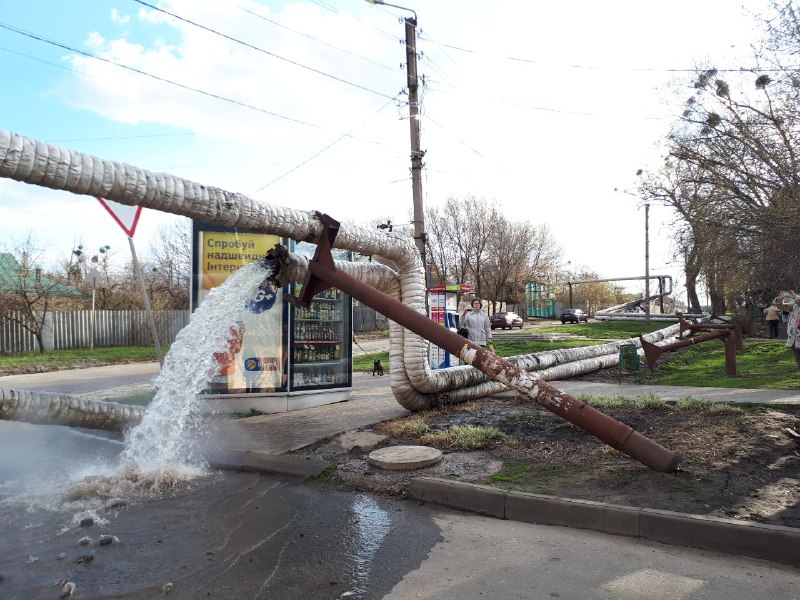 В Харькове рухнула воздушная теплотрасса (фото, видео)