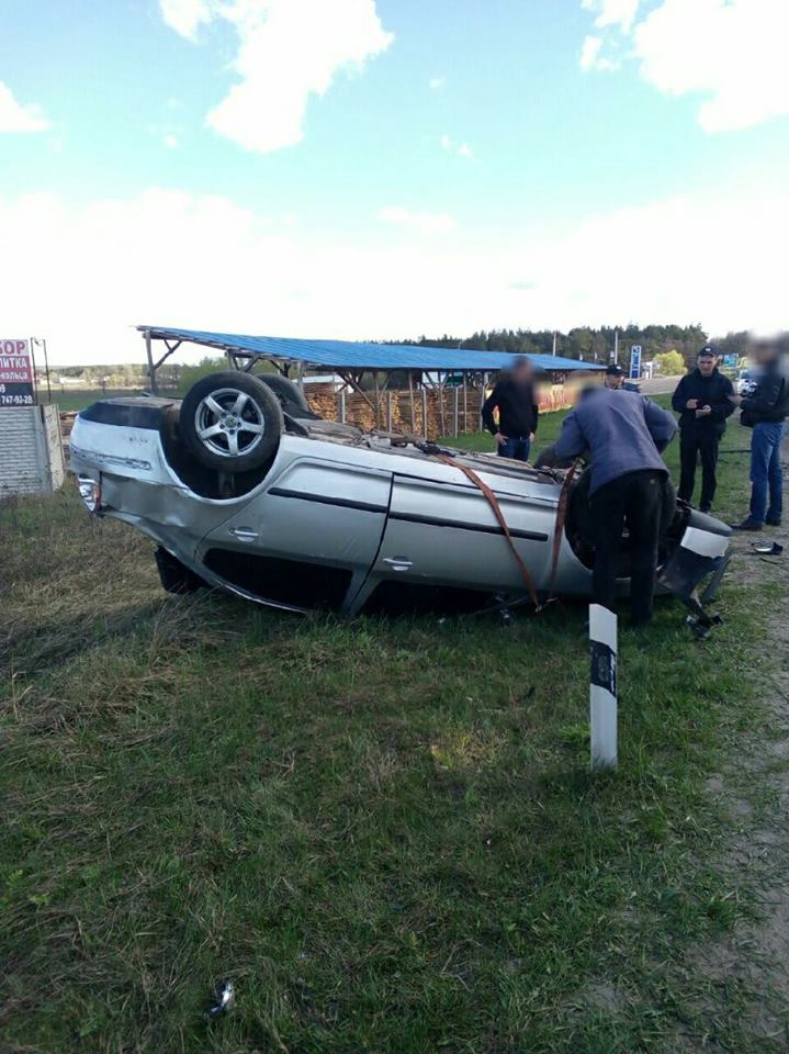 Skoda влетела в дорожный знак и перевернулась (фото)