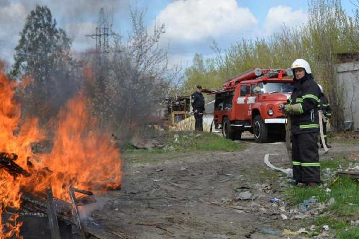 На крупном оборонном заводе в Харькове тушили пожар (фото)
