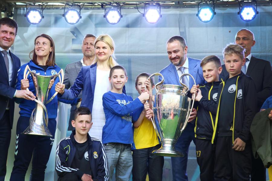 В Харьков привезли кубки Лиги чемпионов (фото)