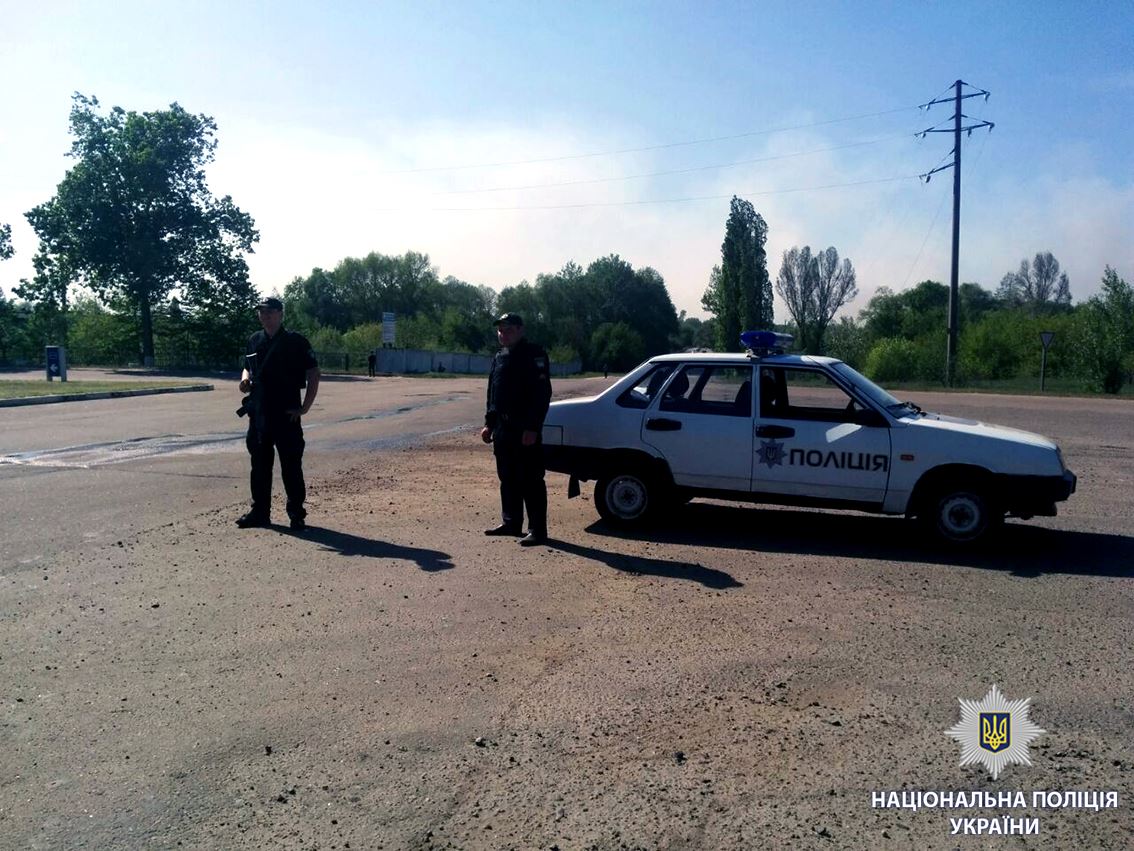 На подъезде к военному городку установили блокпосты (фото)