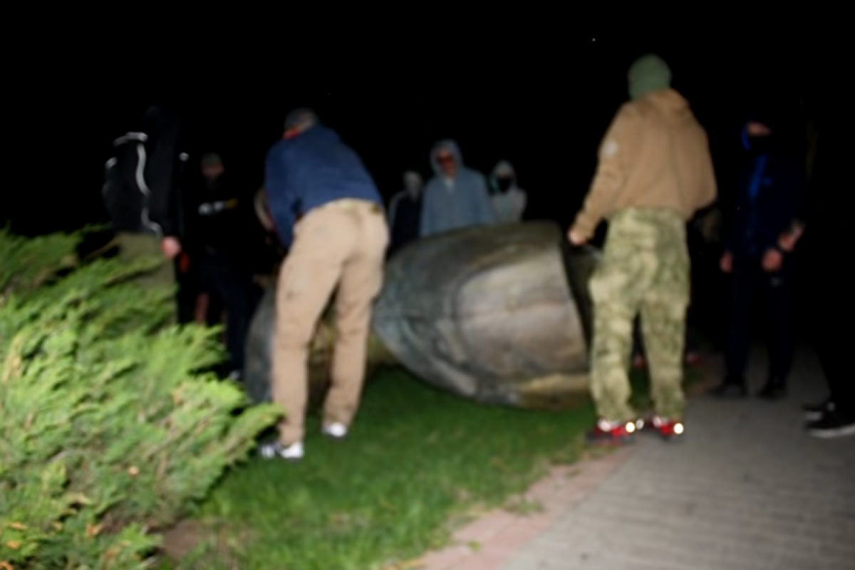 В Харькове повалили бюст Жукову