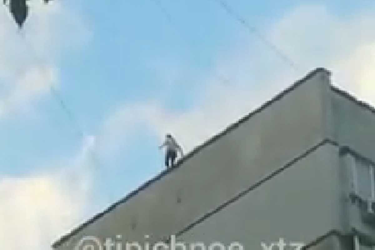 На ХТЗ подростки шокировали прохожих (видео)