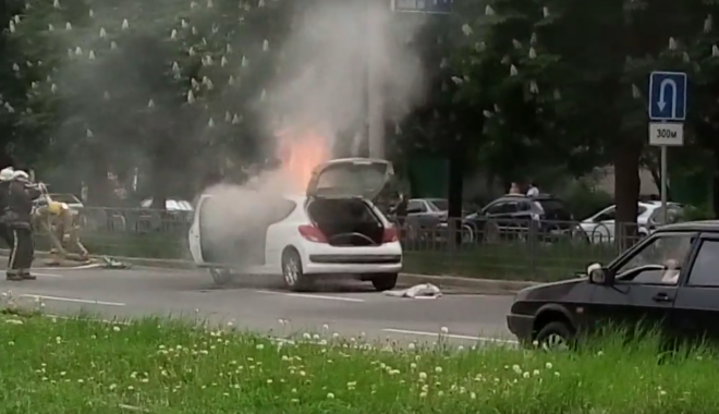 На Алексеевке Peugeot вспыхнул во время движения