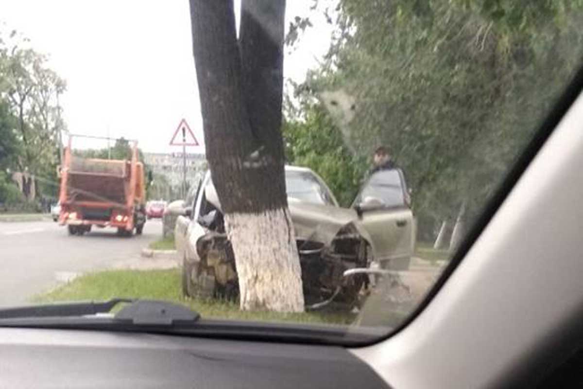 В Харькове Daewoo влетел в дерево