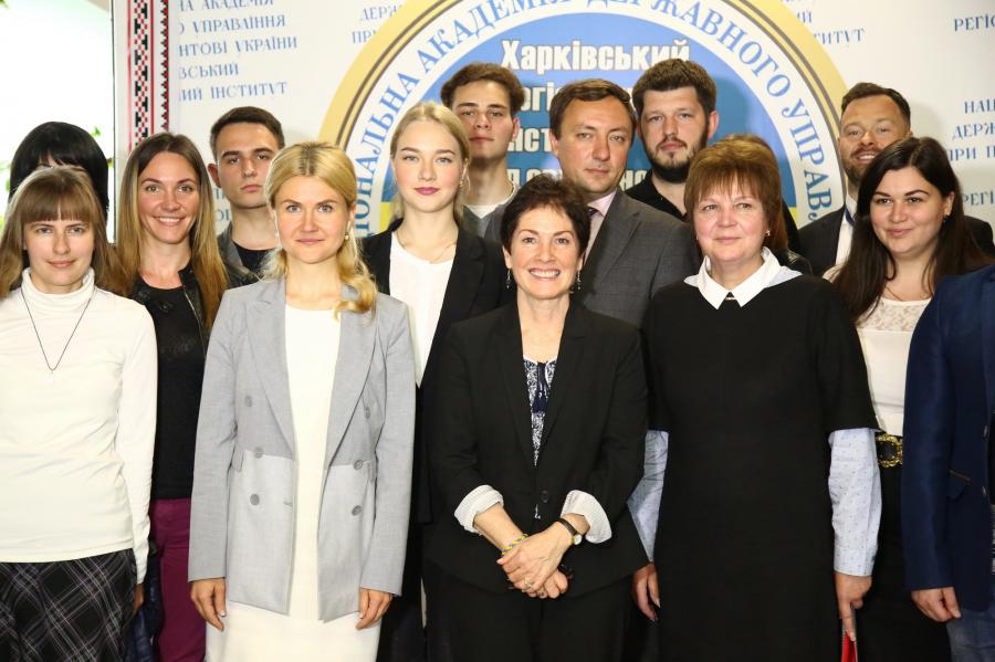 Светличная и посол США встретились в Харькове с будущими госслужащими