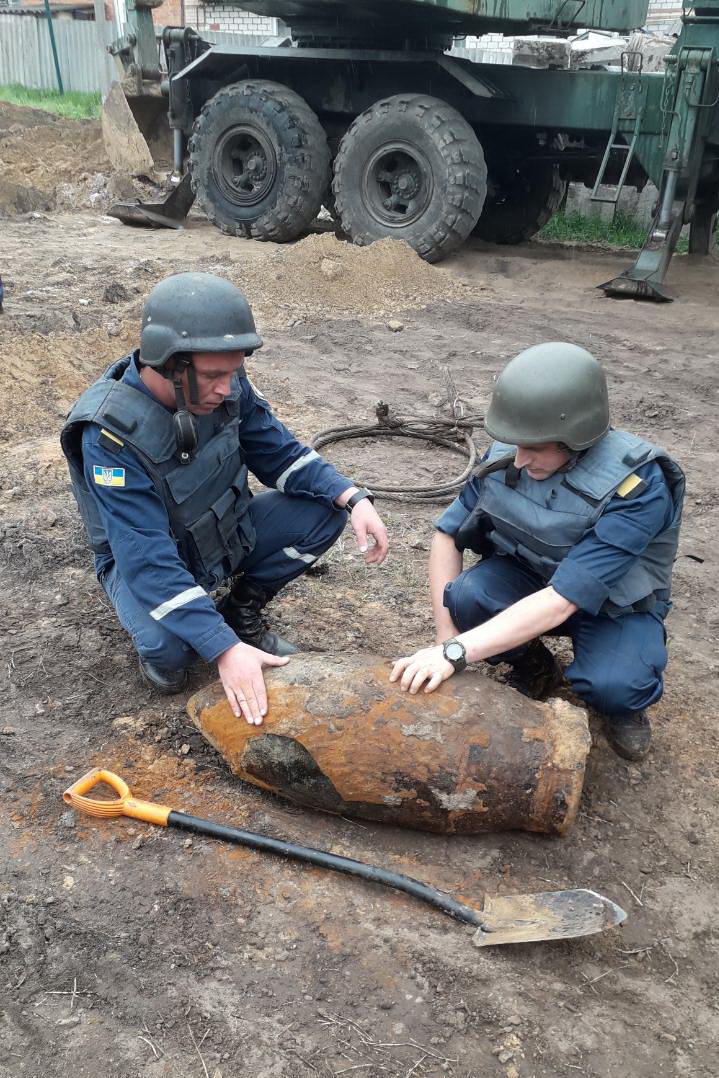 Во дворе частного дома нашли огромную авиабомбу (фото)