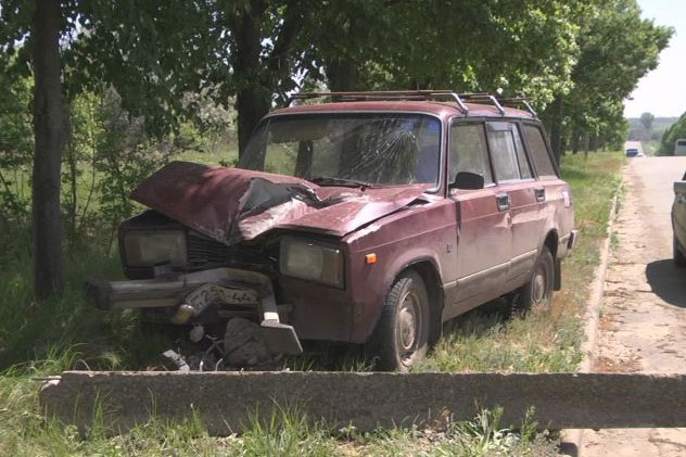Под Харьковом машина снесла столб (фото)