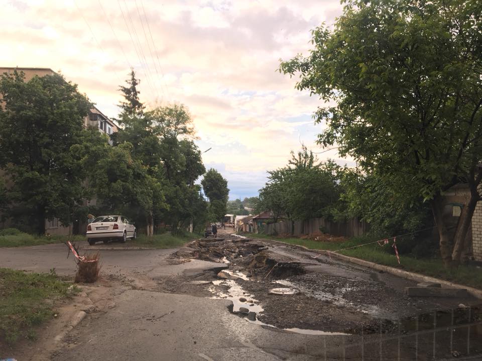 Под Харьковом ливень разрушил дорогу (фото)