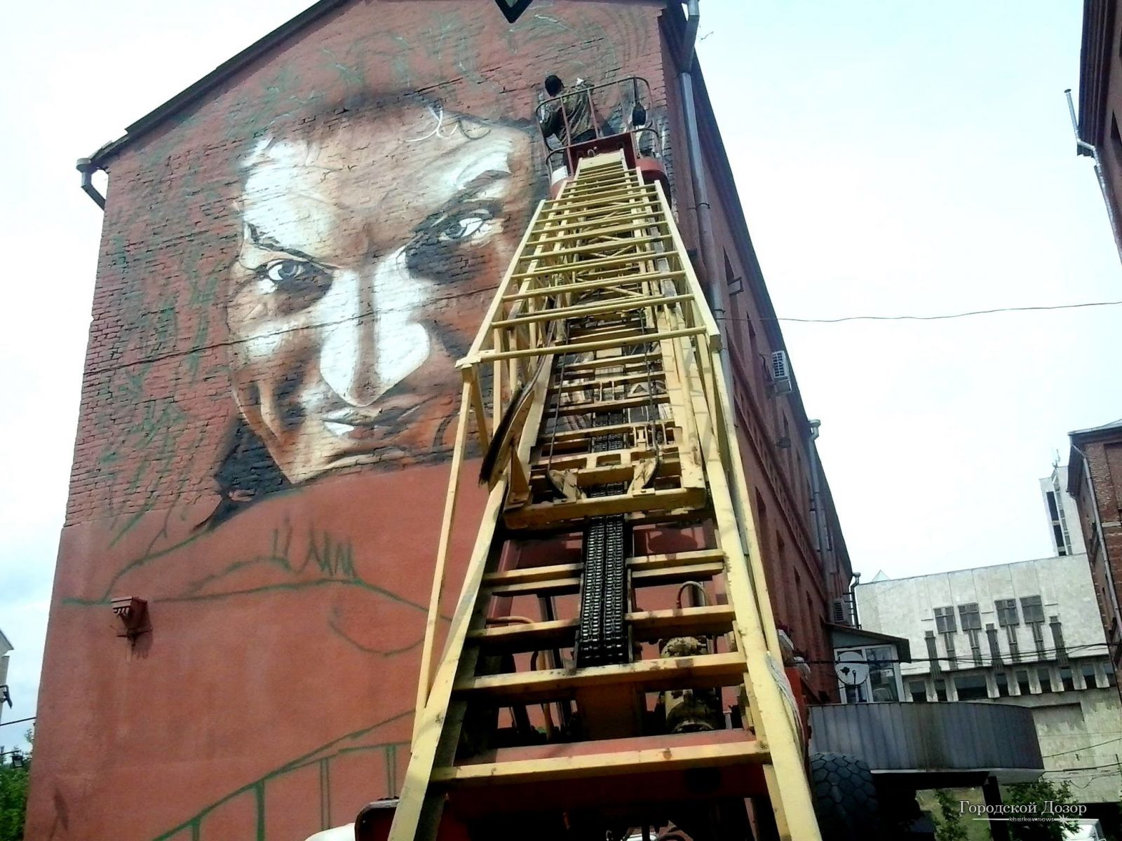 В Харькове рисуют огромный портрет Скрябина (фото)