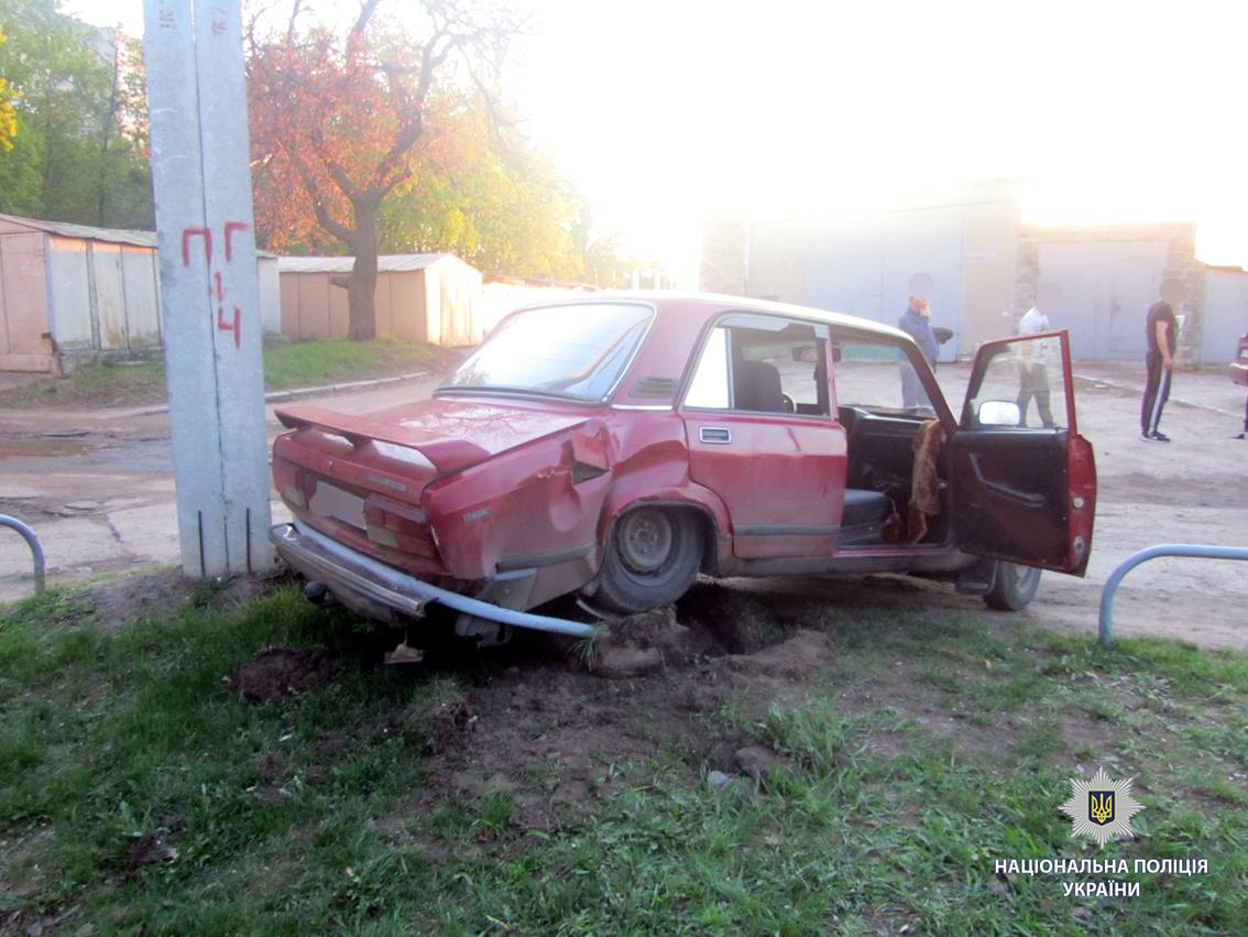 Мужчина на угнанном авто влетел в столб (фото)