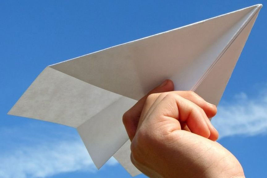 В Харькове выпустили в небо тысячу бумажных самолетиков (видео)