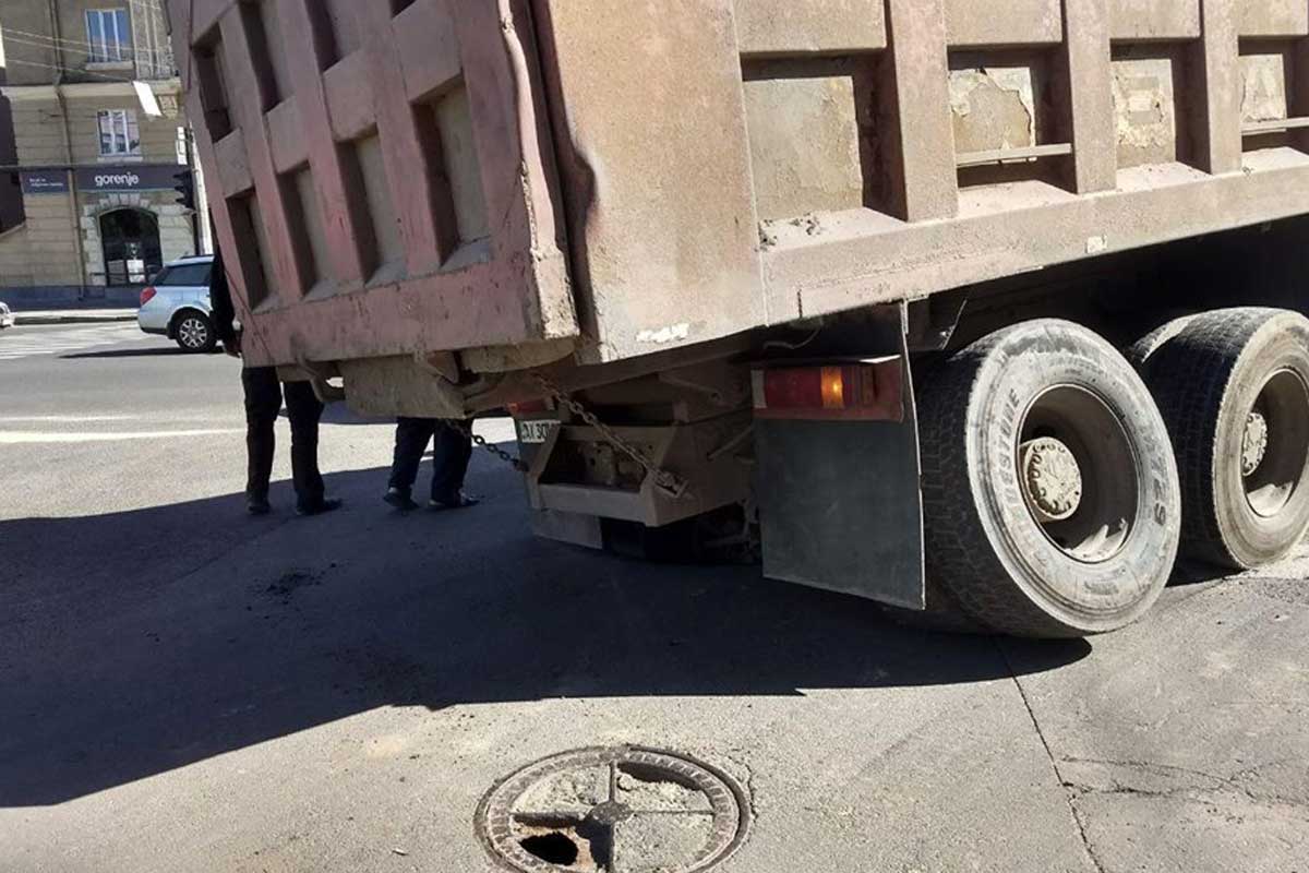 В центре Харькова провалился грузовик (фото)