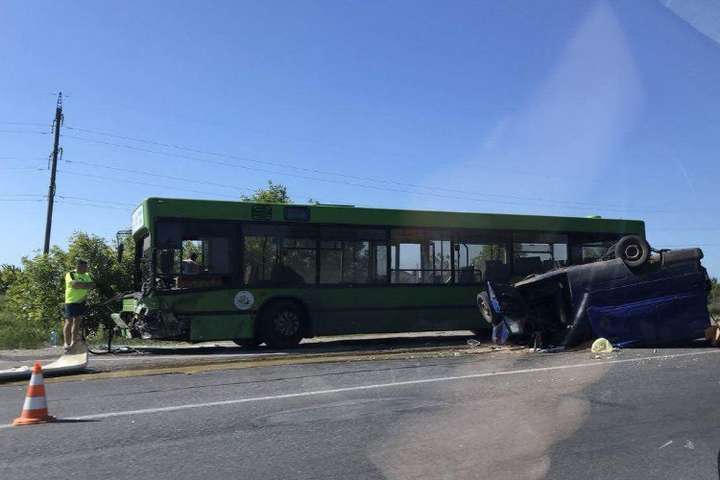 На окружной автобус попал в аварию. Есть жертвы (фото)