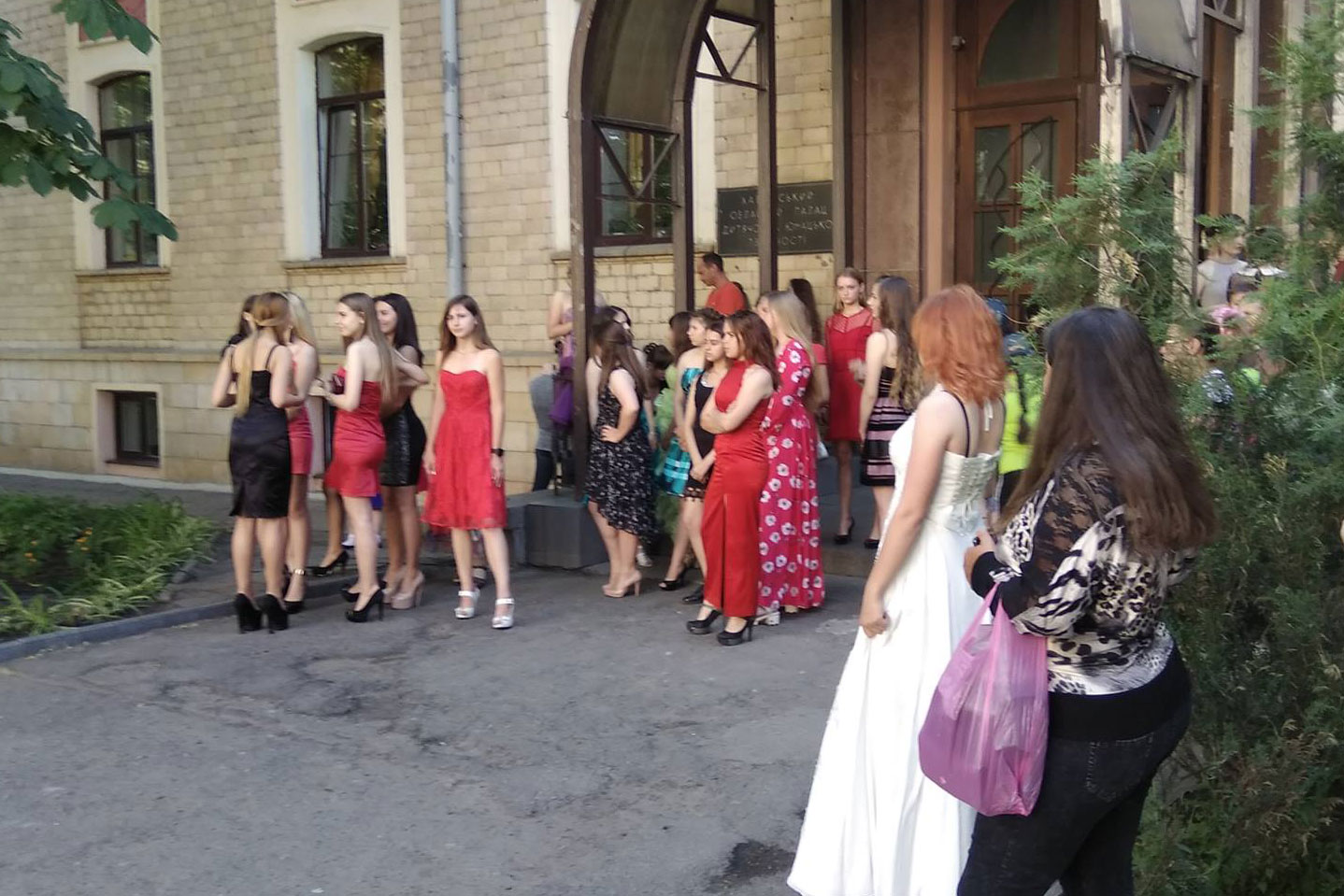 Для харьковских выпускниц собрали больше 100 платьев (фото, видео)