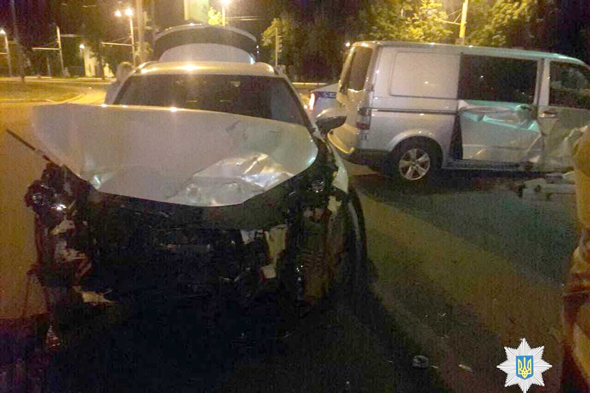 Lexus попал в ДТП в Харькове, есть пострадавший (фото)
