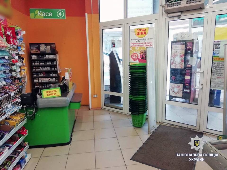 В харьковском супермаркете покупатель напал на кассира